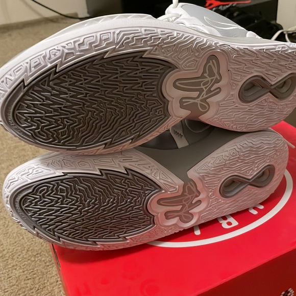 Kyrie infinity basketball shoes - Picture 2 of 5